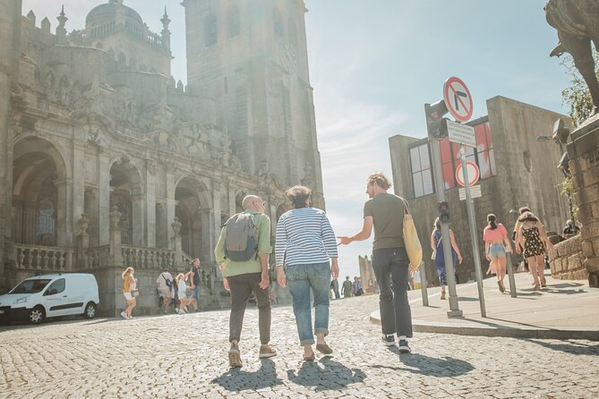 3-hour private guided walking tour of the BEST of Porto - Igreja do Carmo and its tiled façade