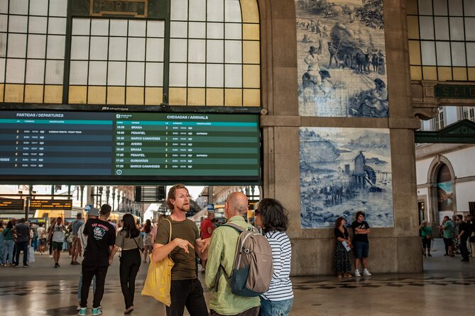 3-hour private guided walking tour of the BEST of Porto - Avenida dos Aliados, a grand finish