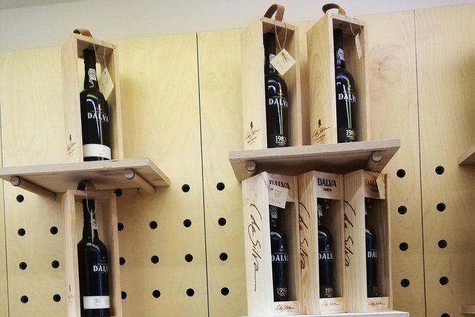3 table wines & 5 Port wines + Tapas - Crossing the Luís I Bridge