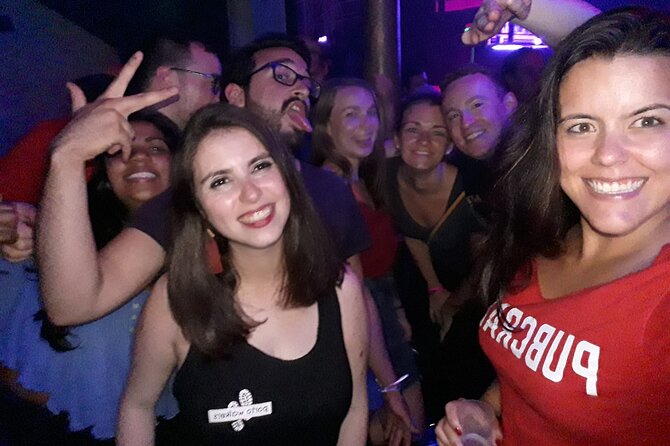 4-hour Guided Porto Pub Crawl with 6 drinks and VIP CLUBentry - Starting under the lions at 10:30 p.m.
