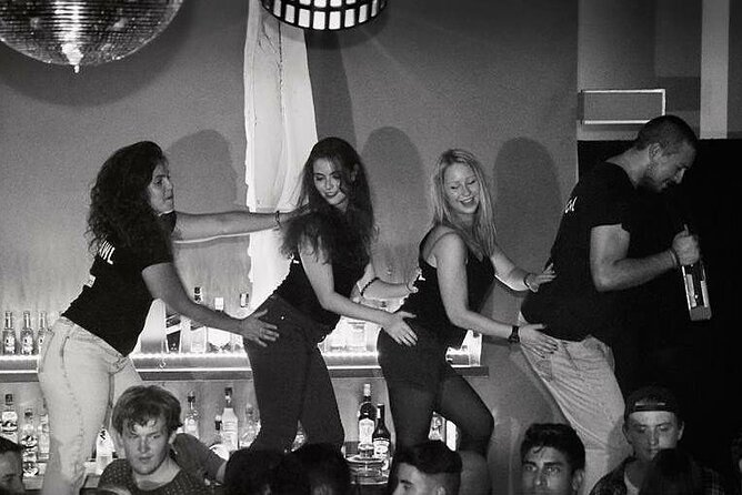 4-hour Guided Porto Pub Crawl with 6 drinks and VIP CLUBentry - How the evening feels for a solo visitor