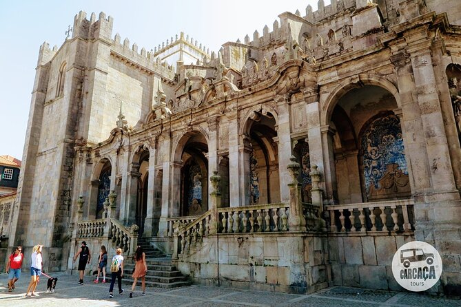4-hour sightseeing tour in Porto - Igreja do Carmo and Porto’s narrowest architectural surprise