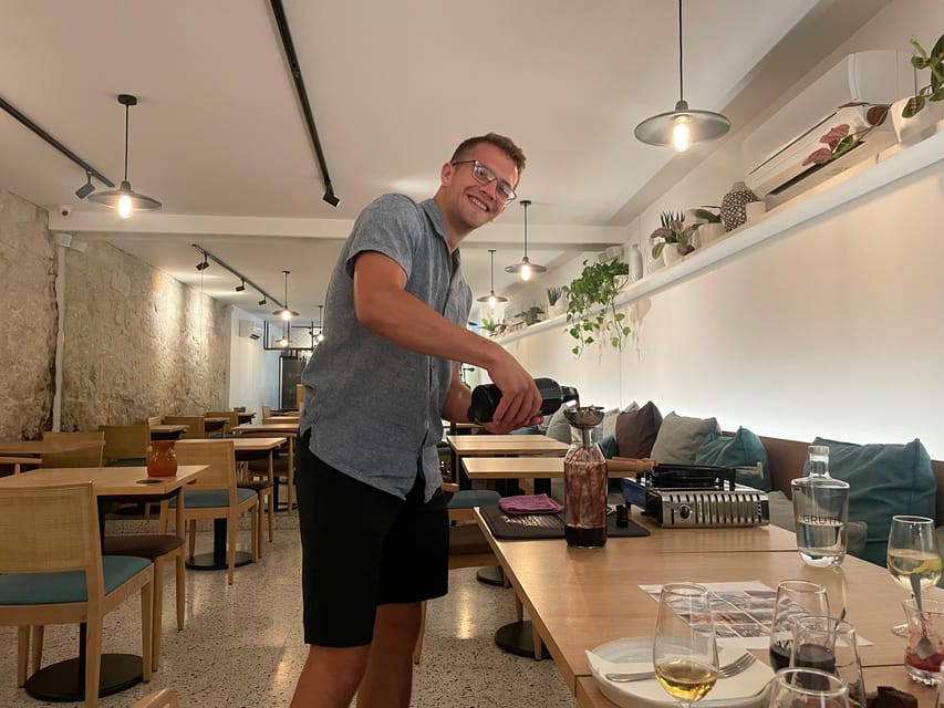 5 pairings ports wines with a Sommelier - Opening a bottle with fire and tongs