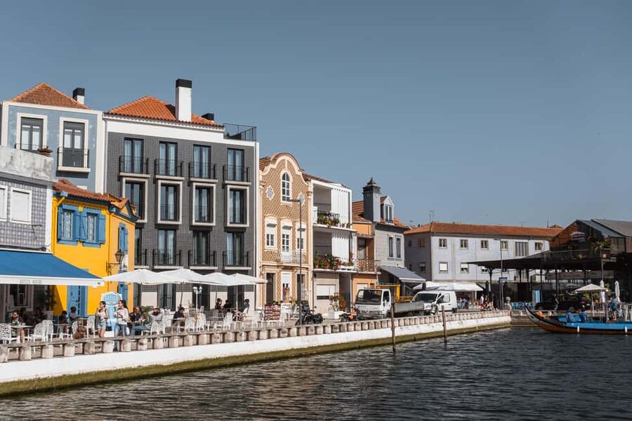 Aveiro: Flexible Walking Tour in Historic Center - Crossing São Roque Canal and finishing the circuit