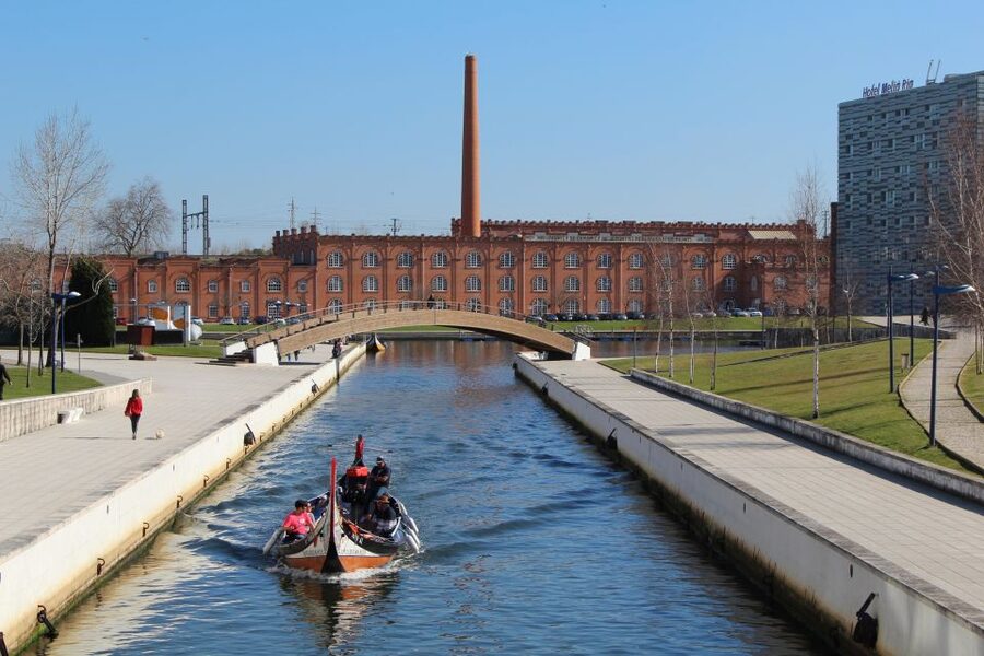 Aveiro: Private Walking Tour in the City and Moliceiro boat - Ovos moles at a long-running shop