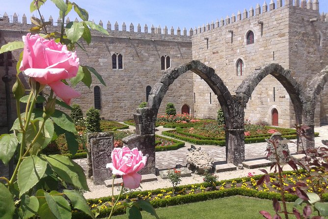 Barcelos, Braga & Guimarães Tour - Walking, timing, and guide style