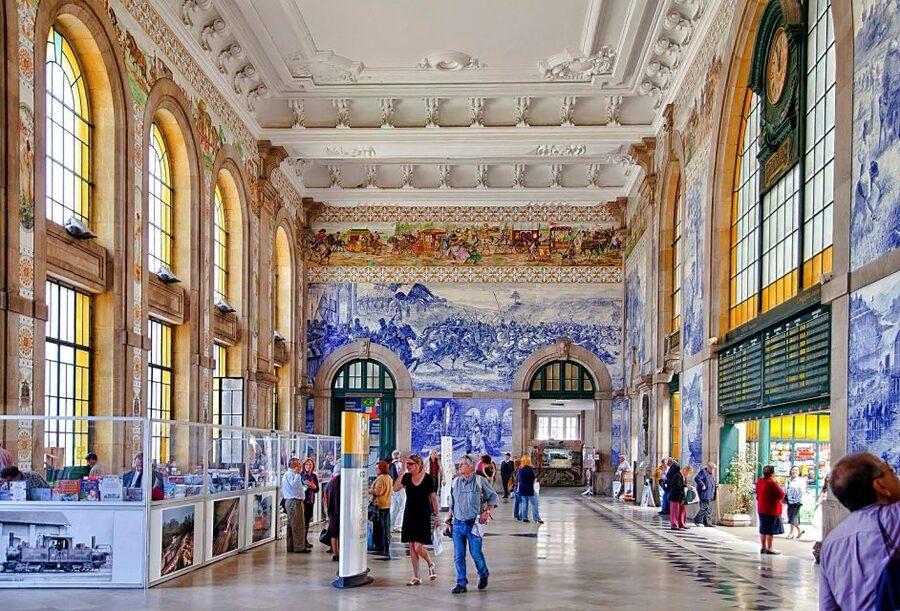 Best of Porto Guided Tour: Cruise & Wine Tasting - São Bento Station and its famous tiles