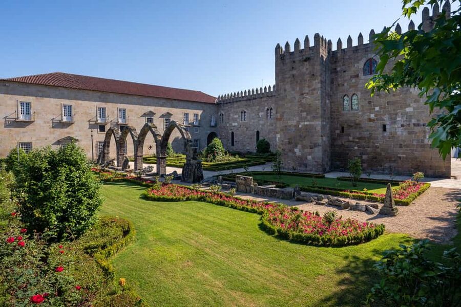 Braga: Flexible Walking Tour in Historic Center - Braga Cathedral and Paço Square