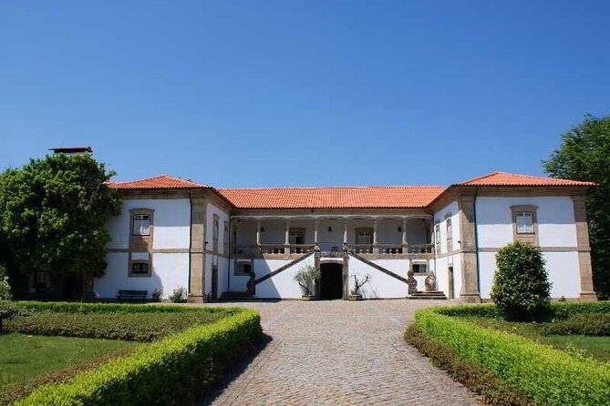 Braga/Guimarães: 1 Day with Lunch + farm and wine tasting - A traditional lunch in Braga