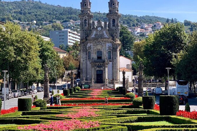 Braga/Guimarães: 1 Day with Lunch + farm and wine tasting - Four wines and a regional board