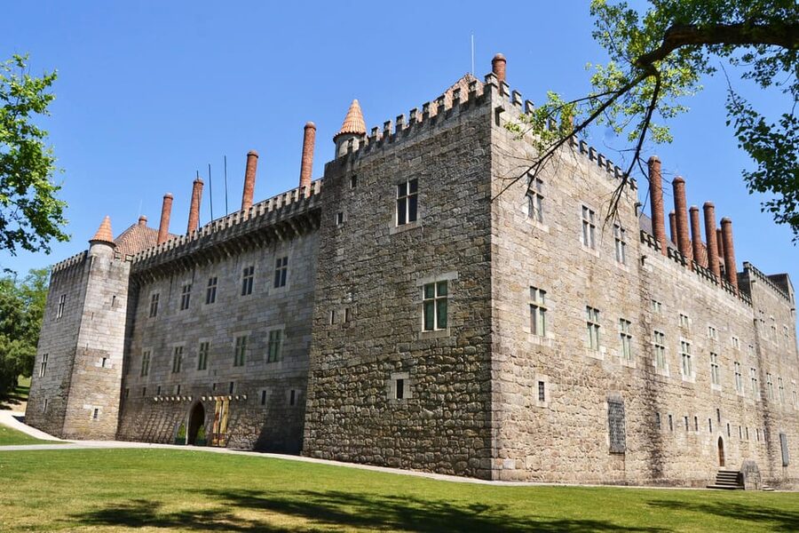 Braga & Guimarães Tour: Small Historical Group Tour - Guimarães, the birthplace of Portugal