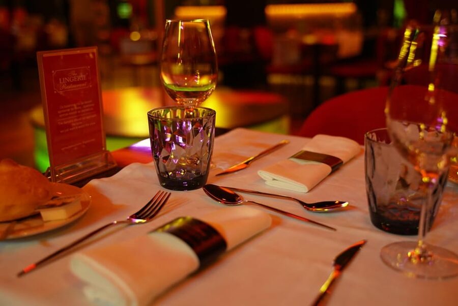 Braga: The Lingerie Restaurant Cabaret Show with Dinner - Dinner with a pole at the center of the room
