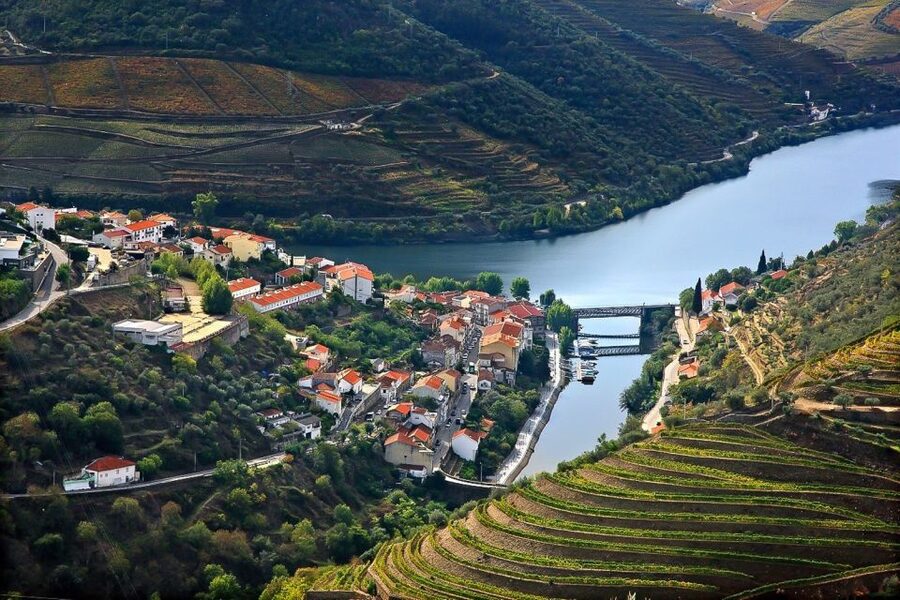 Day Cruise from Porto to Pinhão with Breakfast and Lunch - Breakfast, lunch, and the value of reserved seating