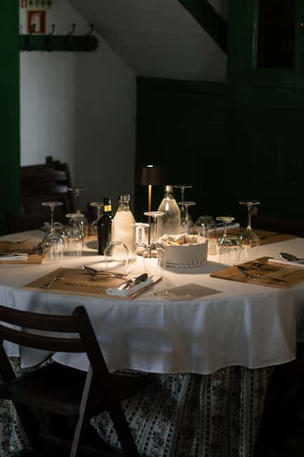 Douro: Quinta de Santa Júlia Lunch, Tour, & Wine Tasting - A wood-fired lunch with Douro character