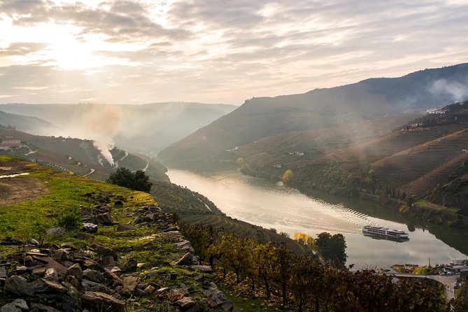 Douro Valley and Régua Panoramic Cruise with Lunch from Porto - Passing through Carrapatelo Lock
