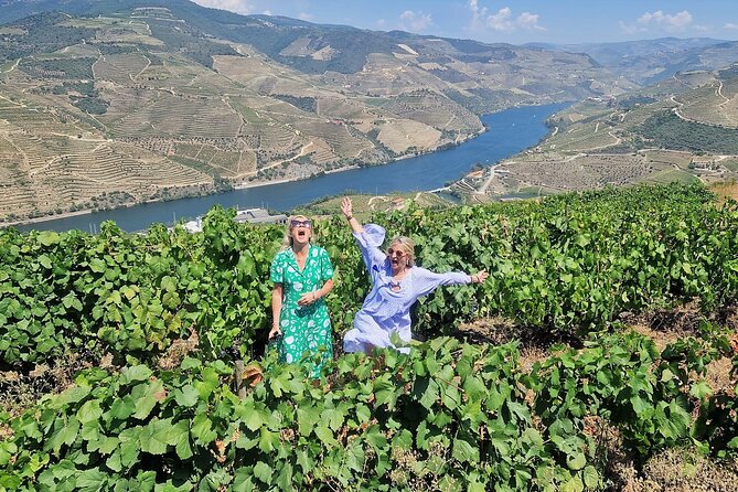 Douro Valley-Expert Guide-Boat-Lunch-Tastings-Offer wine bottle - Lunch in Pinhão with Douro DOC wine