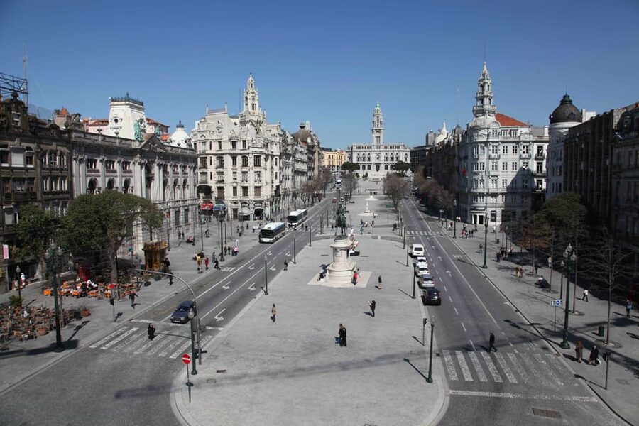 From Lisbon: Porto City Tour and Wine Tasting - São Bento Station and its famous tiles