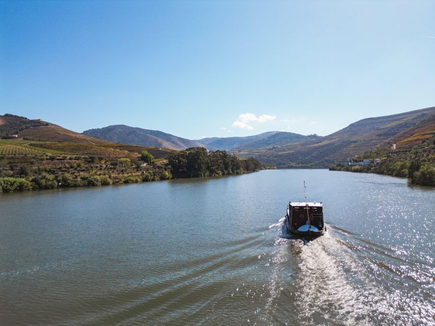 From Pinhão: Douro Valley Rabelo Boat Tour with Audio Guide - Ventozelo and the wine estates along the banks