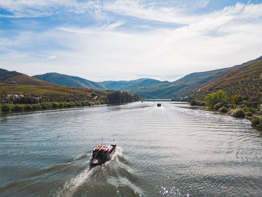 From Pinhão: Douro Valley Rabelo Boat Tour with Audio Guide - Turning toward Romaneira Valley