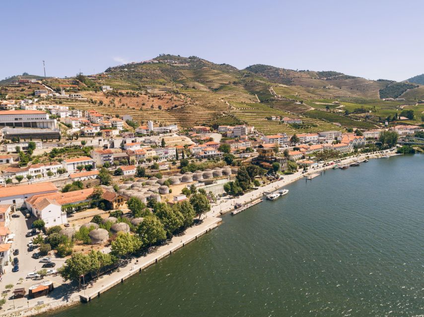 From Pinhão: Douro Valley Rabelo Boat Tour with Audio Guide - Quinta das Tecedeiras and Quinta das Carvalhas