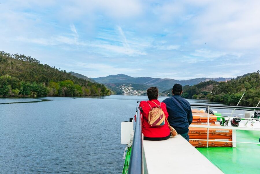 From Porto: Douro River Cruise to Régua with Lunch - Watching the boat rise through two locks