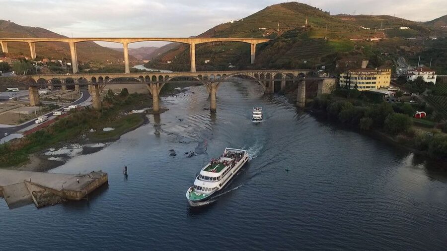 From Porto: Douro River Cruise, Winery Visit & Lunch - Passing Crestuma-Lever and Carrapatelo dams