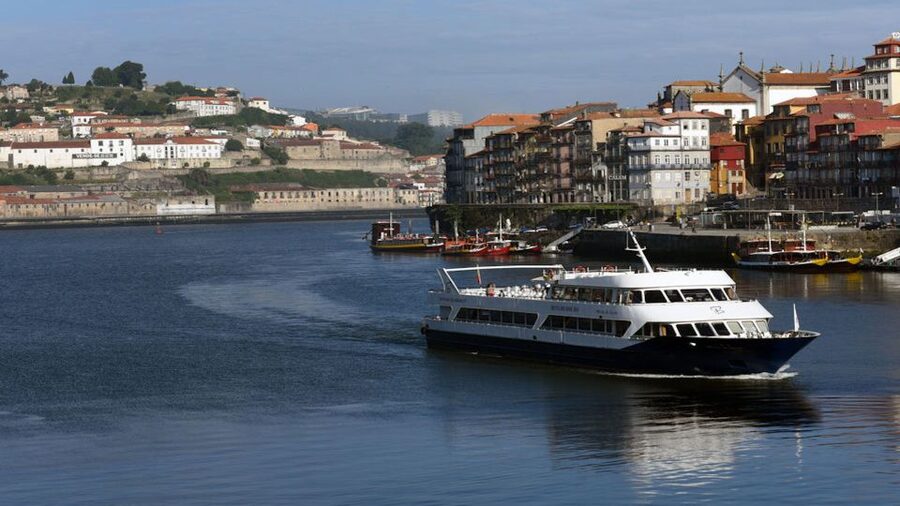 From Porto: Douro River Cruise, Winery Visit & Lunch - Leaving Porto by boat at Estiva Quay