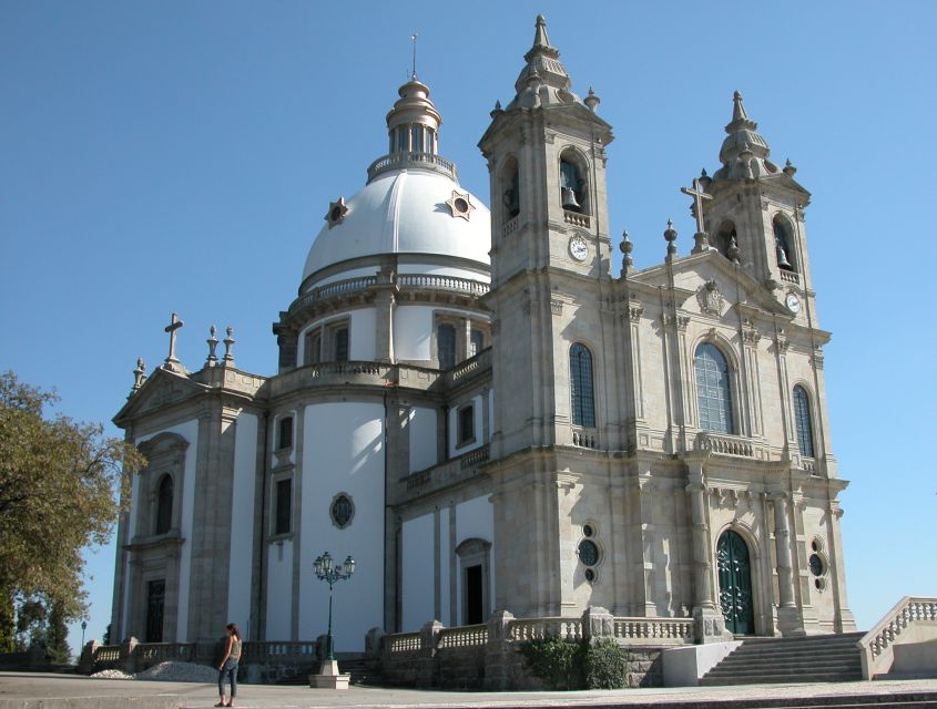 From Porto: Full-Day Trip of Minho Region - Guimarães Castle and the royal quarter