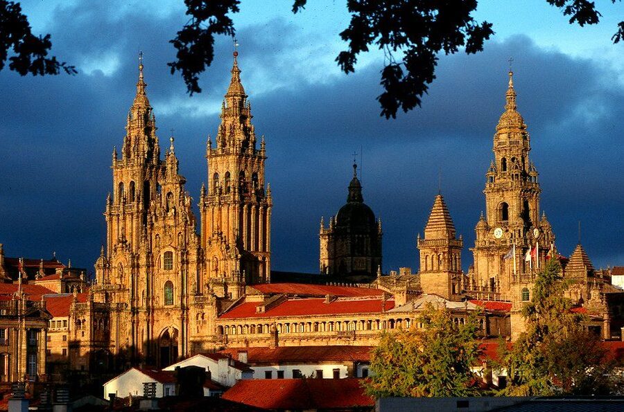 From Porto: Santiago de Compostela Full Day Tour - Valença do Minho and its double-walled fortress