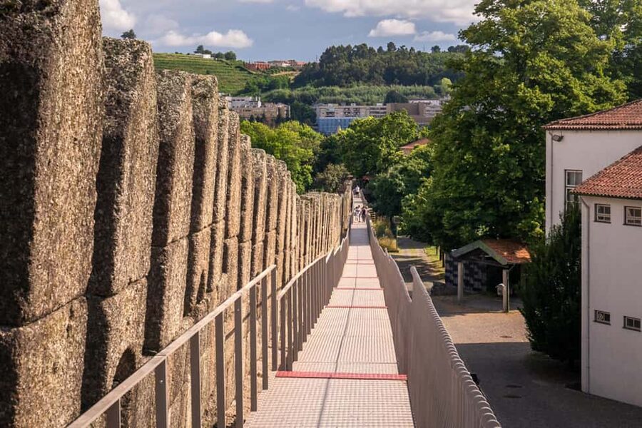 Guimarães: Flexible Walking Tour in Historic Center - Oliveira Square and the Salado Monument
