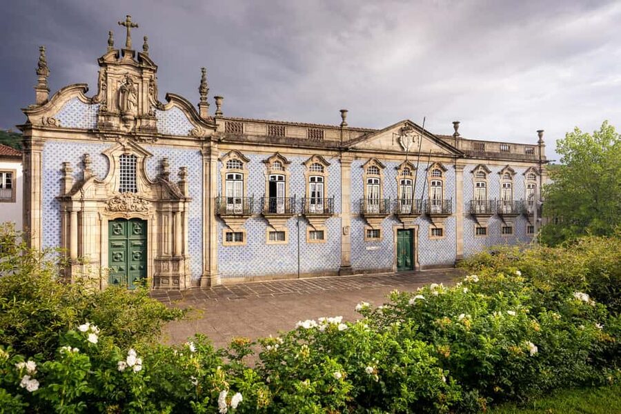 Guimarães: Flexible Walking Tour in Historic Center - Toural Square, the city’s meeting place