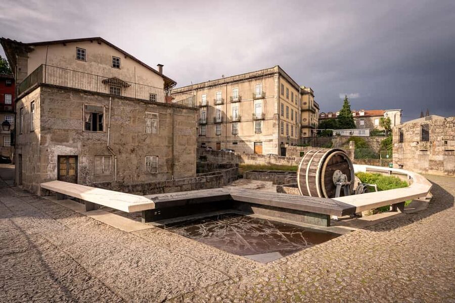Guimarães: Flexible Walking Tour in Historic Center - Returning along the walls