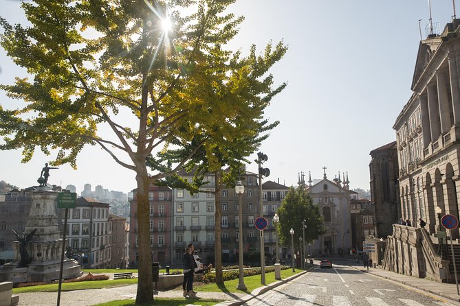 Half Day City Tour with Six Bridges Cruise and Wine Tasting - Guides, group size, and language
