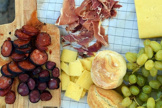 Half-day Hike & Picnic with Dog Love in Porto's Mountains - How difficult is the hike?