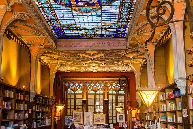 Harry Potter and Lello Bookshop Tour : Highlights and Hidden Gems - The Gryffindor fountain and details you might miss