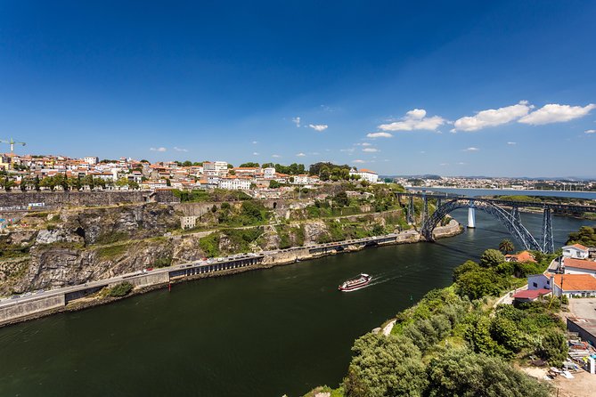Magictrain e Cruzeiro das 6 pontes - Riding past Porto Cathedral and the city center
