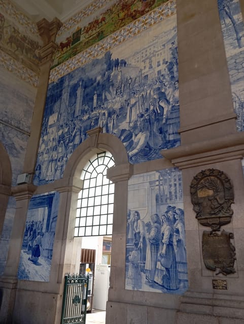Monumental and historical Oporto with the Stock Exchange Palace - The guide and the French-language experience