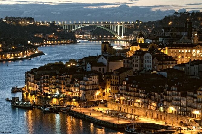 Oporto Airport: Private Arrival Transfer to Porto city hotels - From Porto Airport Arrivals to your hotel door