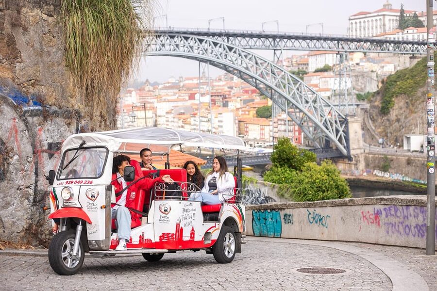 Oporto Tuk Tuk Tour: Among bridges and mysteries - 1.30h - Why Porto’s bridges make a smart short tour