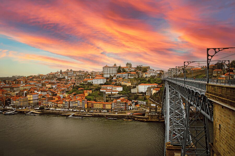 Oporto Tuk Tuk Tour: Among bridges and mysteries - 1.30h - Under Dom Luís I Bridge