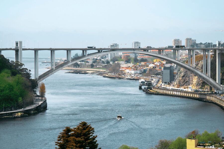 Oporto Tuk Tuk Tour: Among bridges and mysteries - 1.30h - Infante Dom Henrique and the meeting of old and new