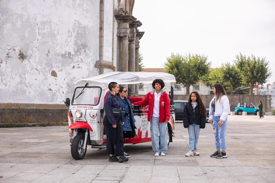 Oporto Tuk-Tuk Tour: Fast, Fun & Flexible – 1H to Full Day! - Crossing into Gaia for the best views