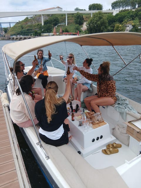 Passeio Barco 6 Pontes Douro com degustação vinho do Porto - A calm ride with commentary