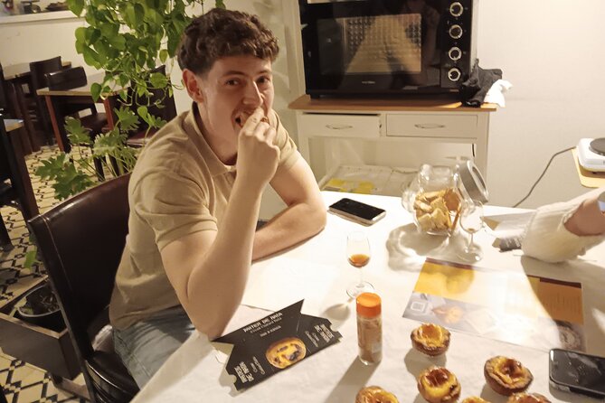 Pastel de Nata Workshop in Porto - Shaping and filling the tarts
