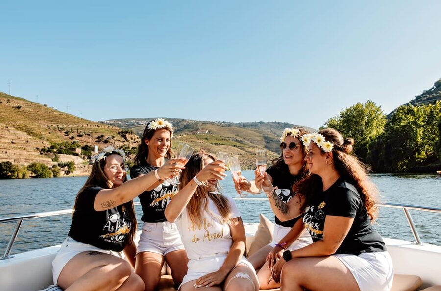 Pinhão: 1 Hour SUNSET Cruise with Sparkling Wine - Sunset light, music, and sparkling wine