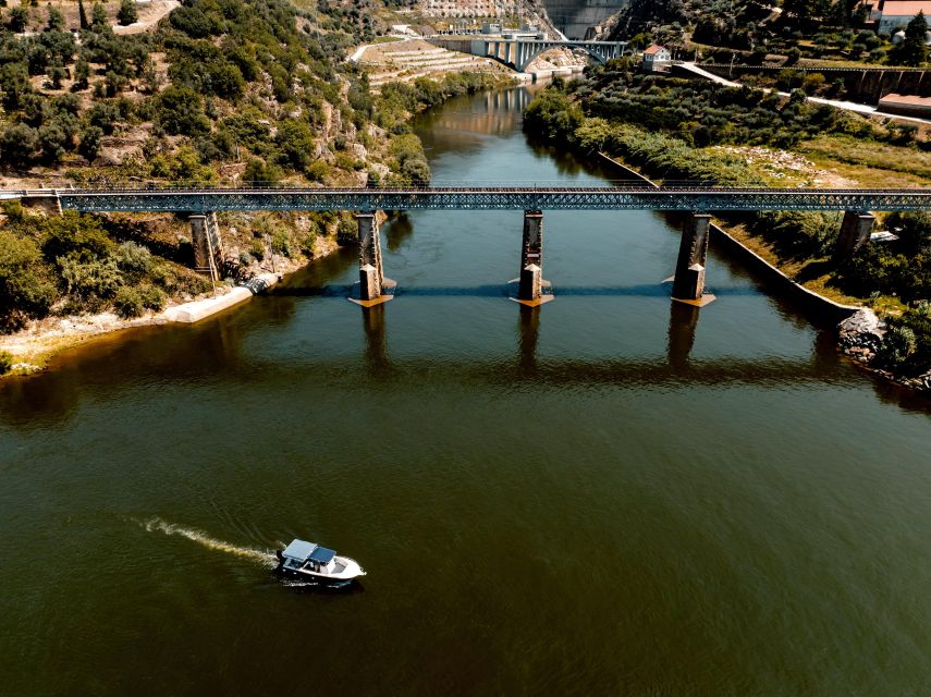 Pinhão: Douro River Boat Tour with Lunch - Cruising upstream toward Tua