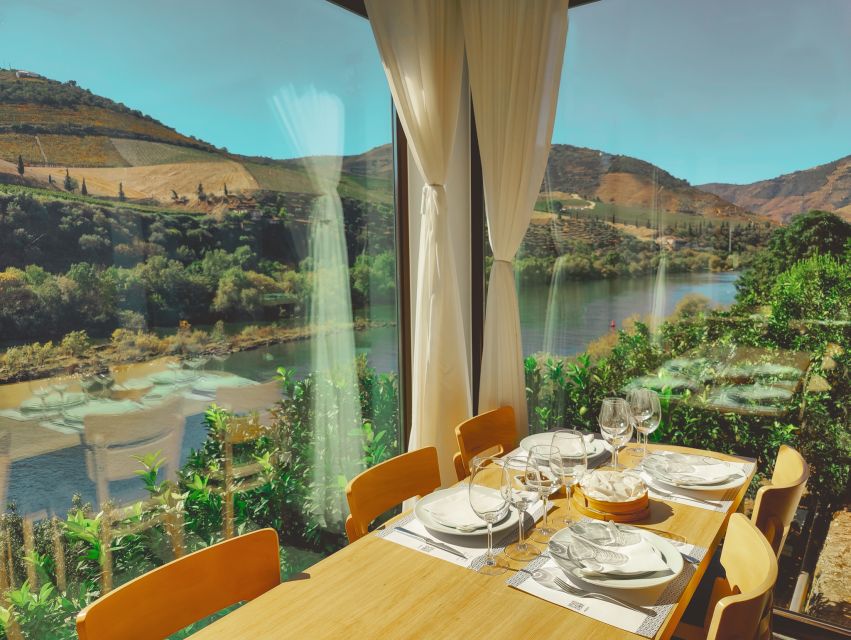 Pinhão: Douro River Boat Tour with Lunch - Returning to Pinhão by train