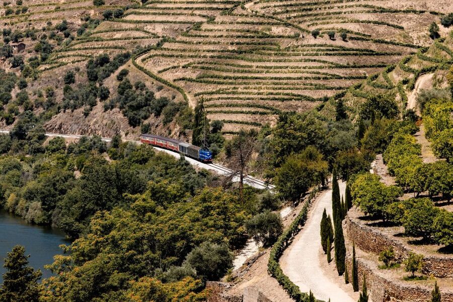 Pinhão: Douro River Boat Tour with Lunch - Pinhão Station and its blue-and-white tiles