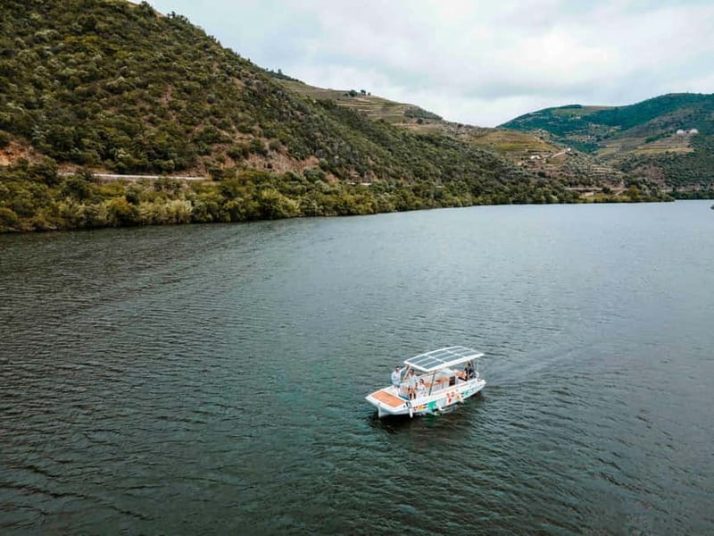 Pinhão: Douro River Solar Boat Tour with Wine Tasting - Comfort, group size, and guiding