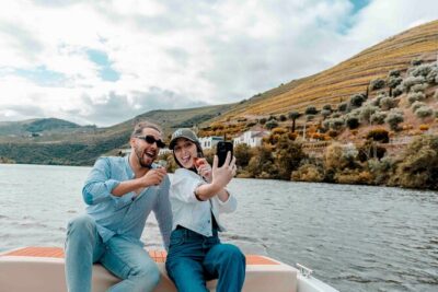 Pinhão: Electric Boat Experience 1h – Taste of Two Wines